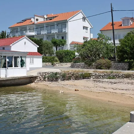 بيت ضيافة Triple Barbat 5070b